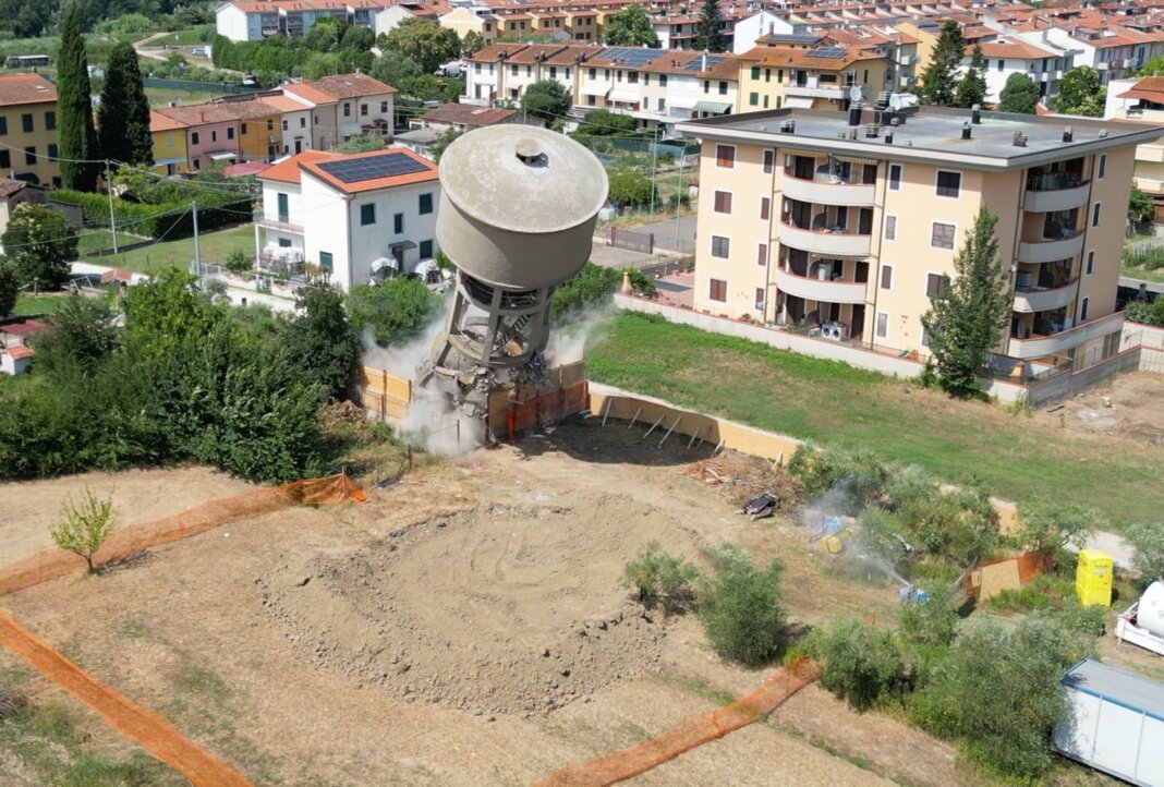 Demolita in piena sicurezza la torre idrica di Marcignana