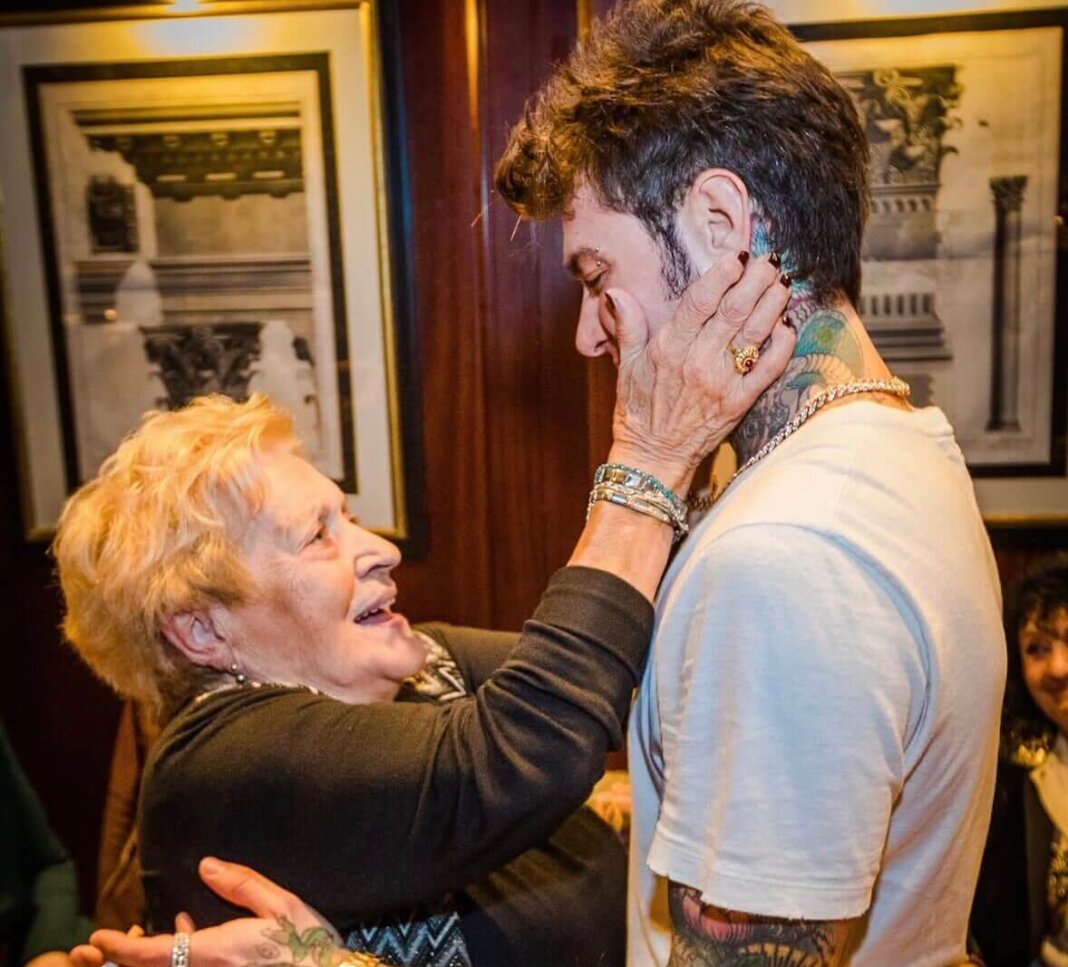 Fedez con la sua nonna Luciana