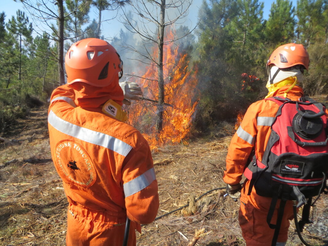 Rischio incendi, anticipato al 21 giugno il divieto di fuochi all'aperto