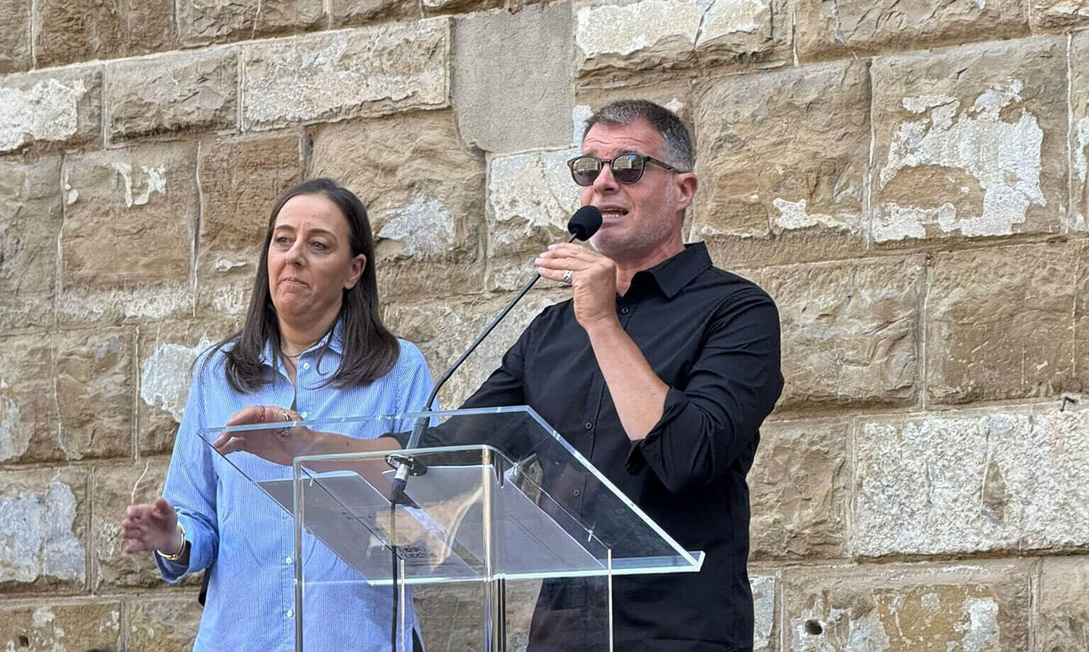 Declassamento Teatro della Toscana, in piazza con Massini. Sindaca Funaro: “Bullismo istituzionale. Faremo ricorso” Declassamento Teatro della Toscana, in piazza con Massini. Sindaca Funaro: “Bullismo istituzionale. Faremo ricorso”