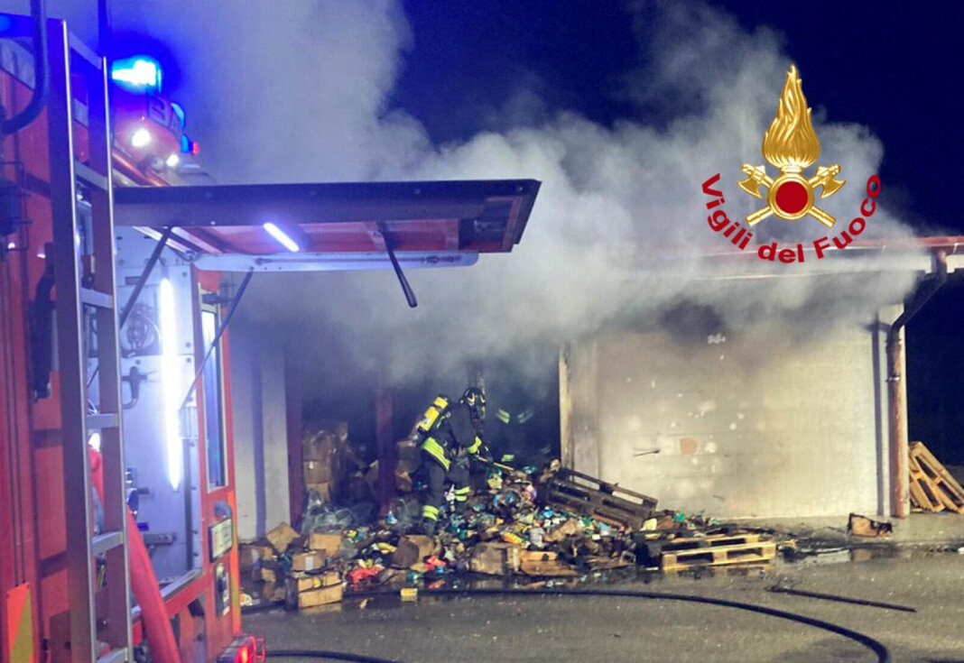 A Empoli in fiamme i magazzini della raccolta alimentare dell'associazione Re.So.