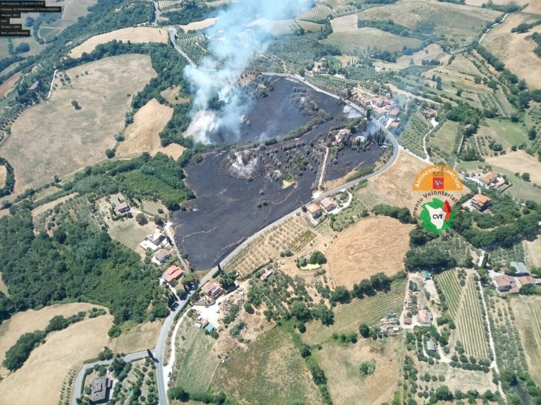 Incendi, superlavoro dell'antincendio boschivo in tutta la Toscana