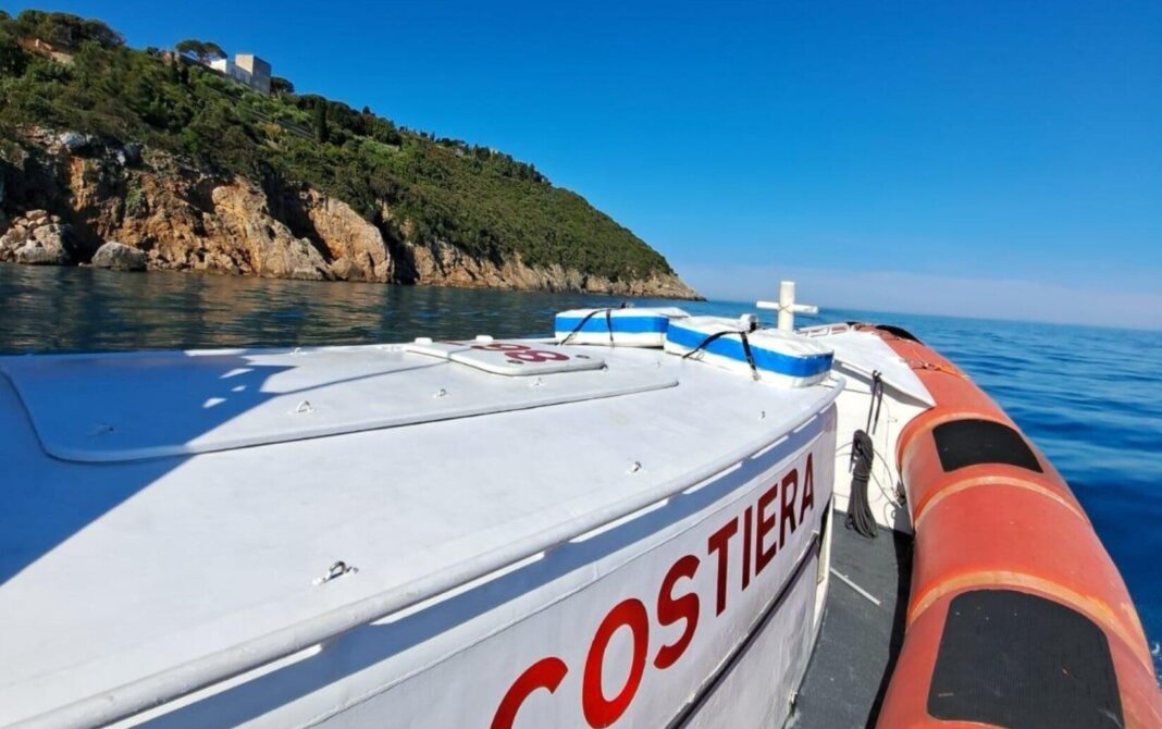 Sorpresi dal forte vento finiscono contro una scogliera: diportisti soccorsi dalla Guardia Costiera