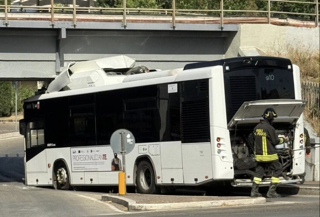 Camion si incastra in un sottopasso, stop anche al traffico ferroviario