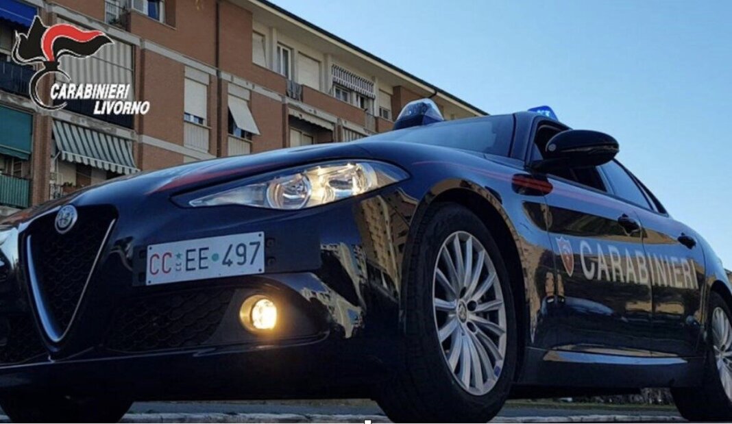 Trovato nell'auto con la donna da cui ha il divieto di avvicinamento: arrestati entrambi
