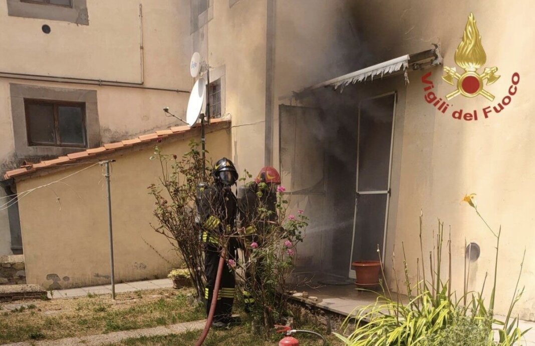 Fiamme nella cucina di un'abitazione, c'è un intossicato
