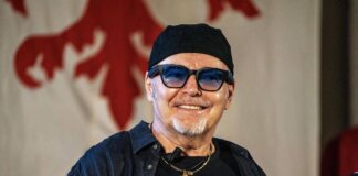 Vasco Rossi in ospedale, operato alla schiena: “Sono già in piedi”
