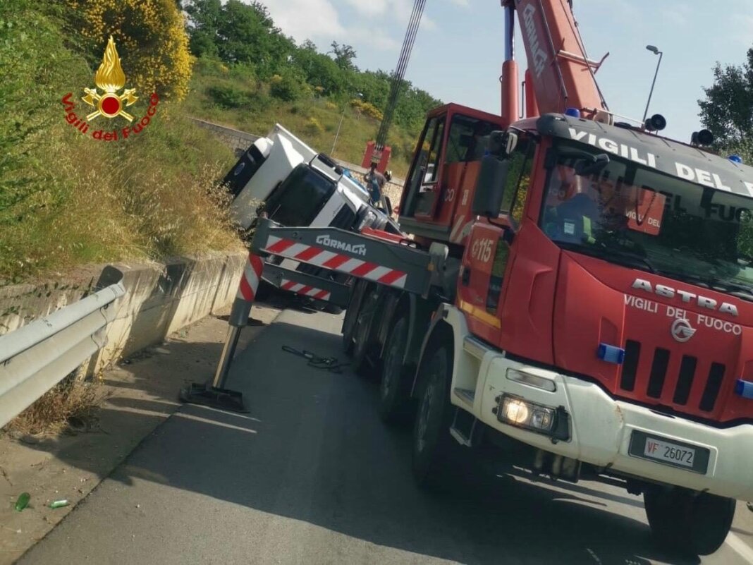 Camion con cella frigorifera si ribalta allo svincolo di Paganico