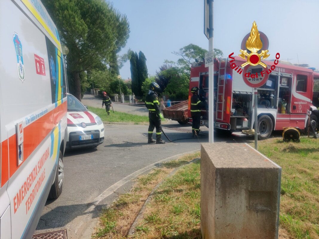 Si ribalta e muore con il trattore in strada a Barberino Val d'Elsa