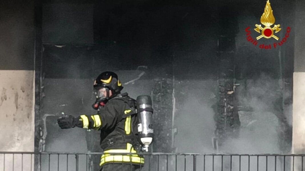 Fiamme in un appartamento a Grosseto, salvato il cane