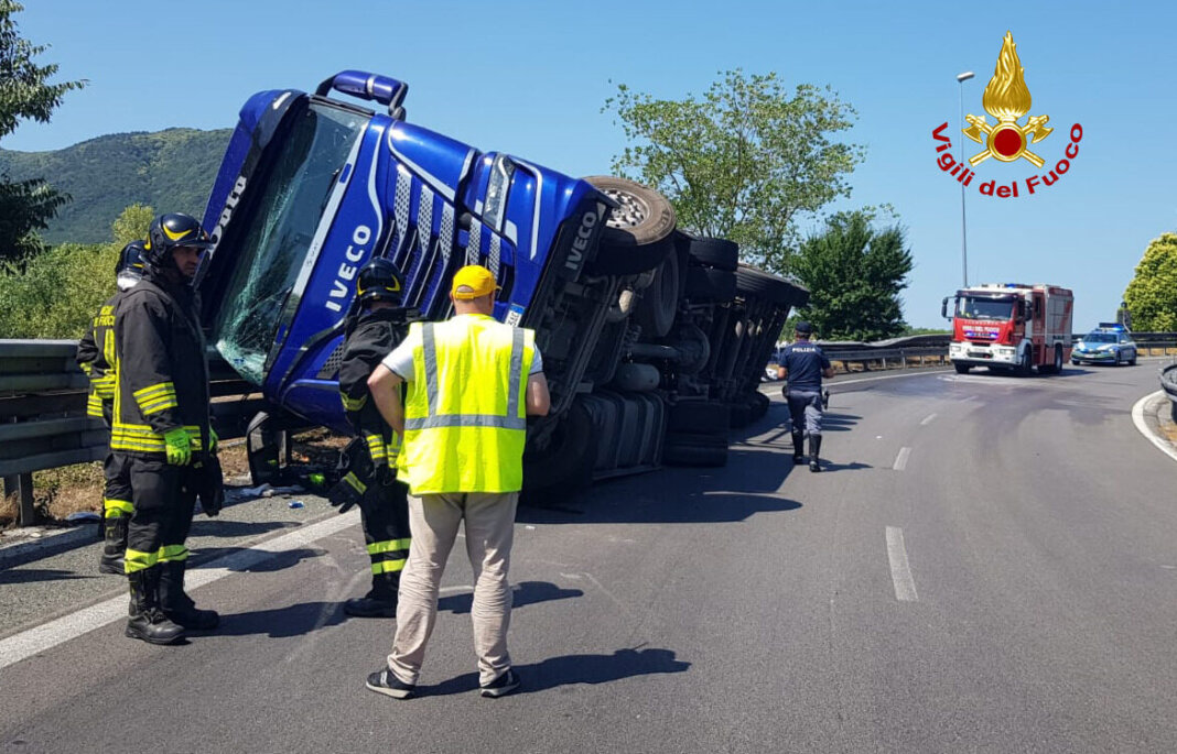 Camion si ribalta su un fianco sulla bretella autostradale: conducente in ospedale