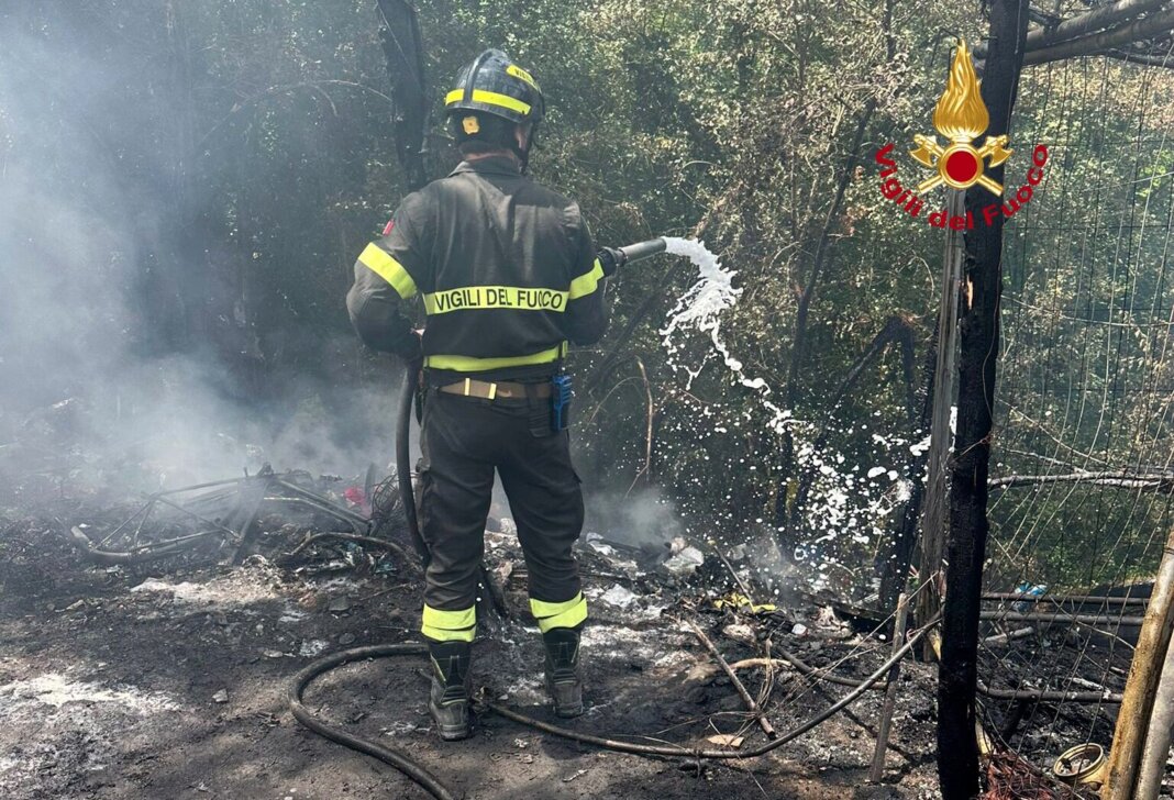 L'incendio questa mattina (20 giugno) in via della Torre all'interno del parco del Mensola: nessuna persona è rimasta coinvvolta