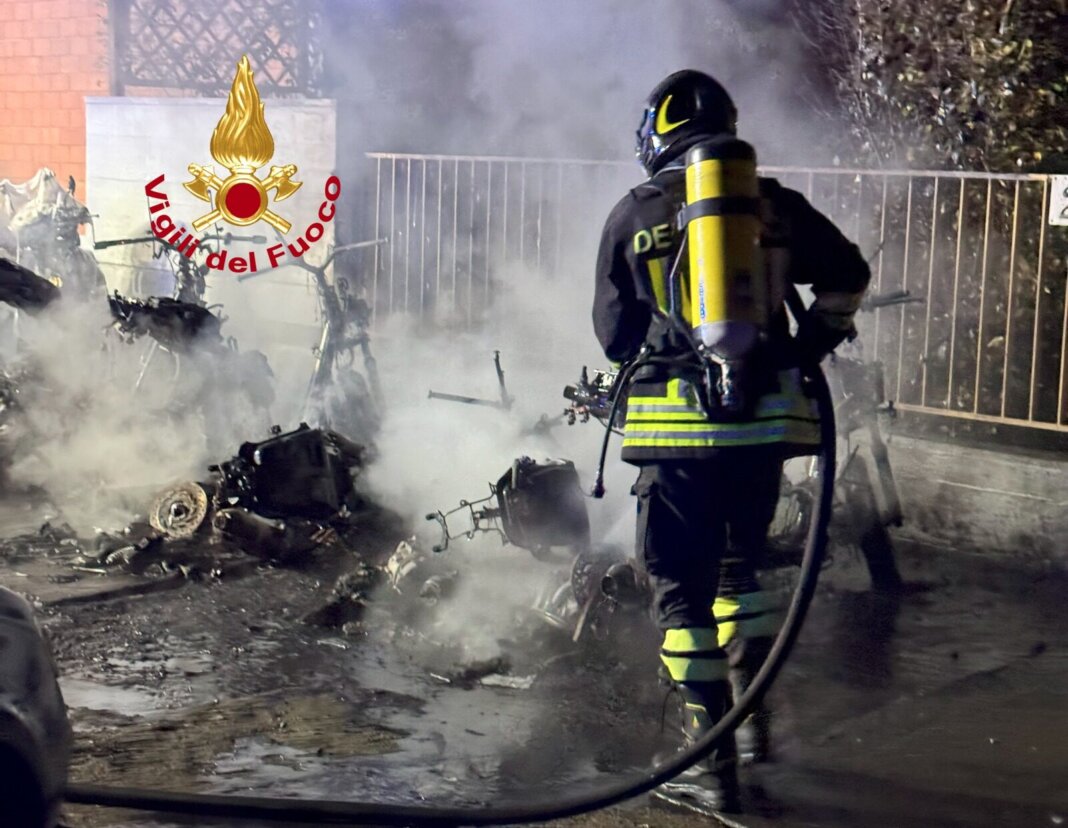 Sette ciclomotori in fiamme nella notte a Firenze, danneggiate anche tre auto