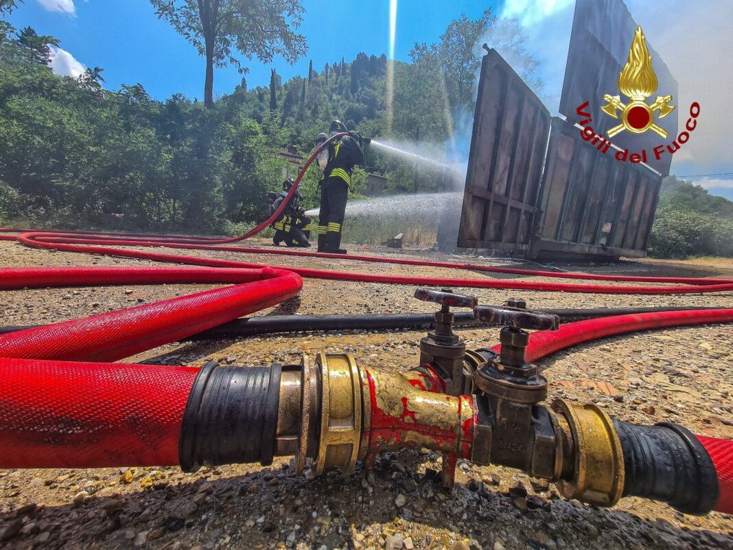 Paura a Pontassieve per le fiamme ad un container