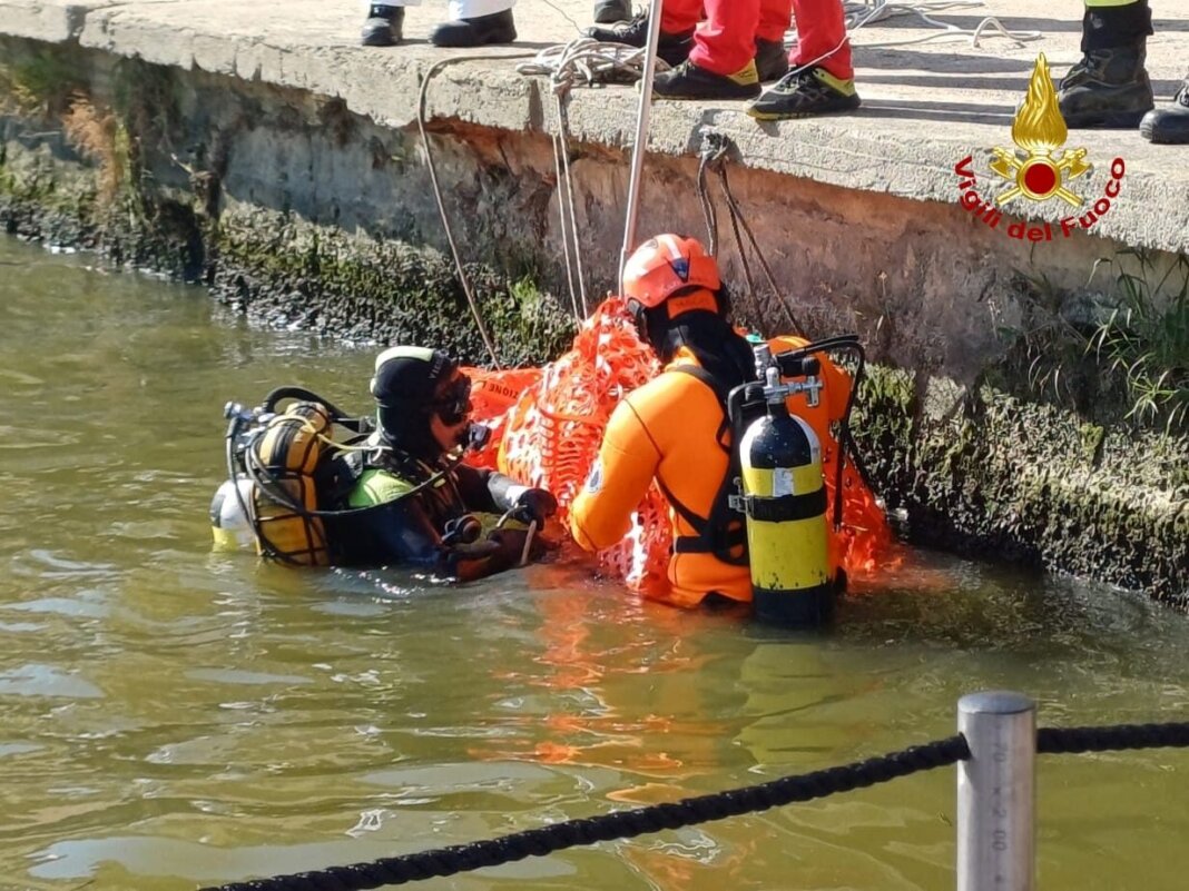 Affiora un cadavere in Arno a Pisa: corpo recuperato dai vigili del fuoco