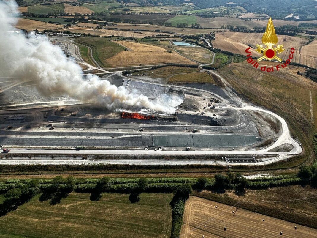 Fiamme nella discarica di Scapigliato lungo la statale 206 a Rosignano Marittimo