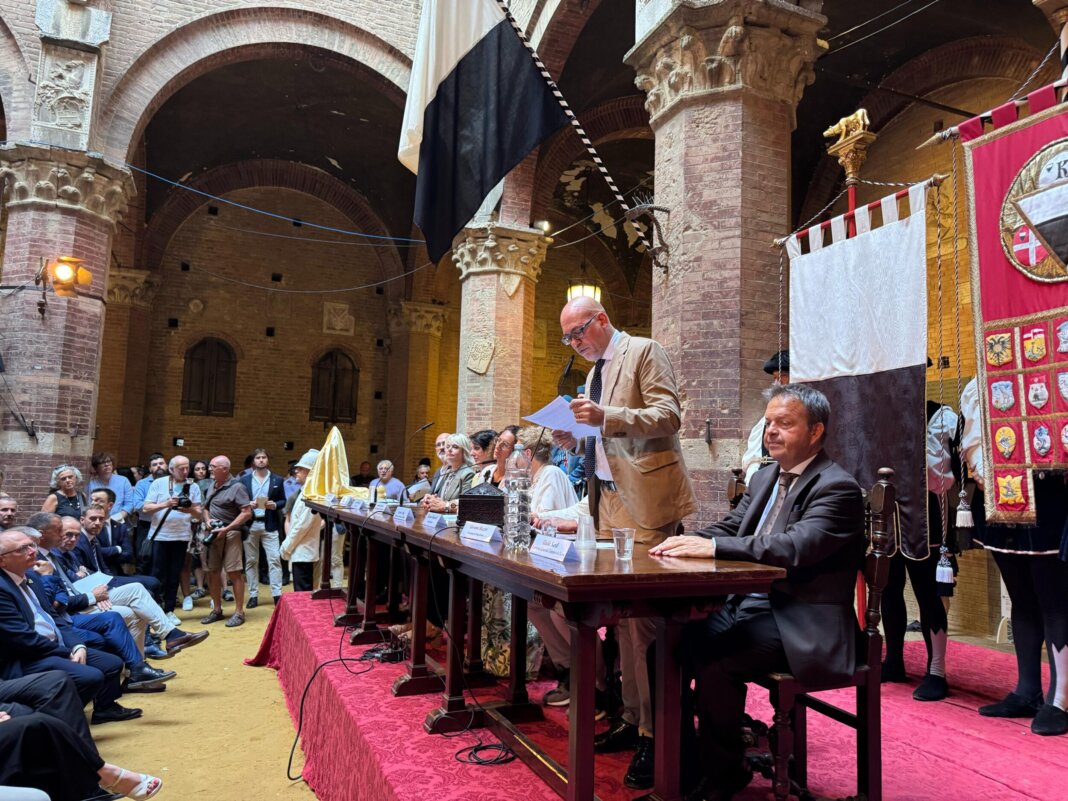 Palio del 2 luglio, presentato il Drappellone realizzato da Riccardo Manganelli