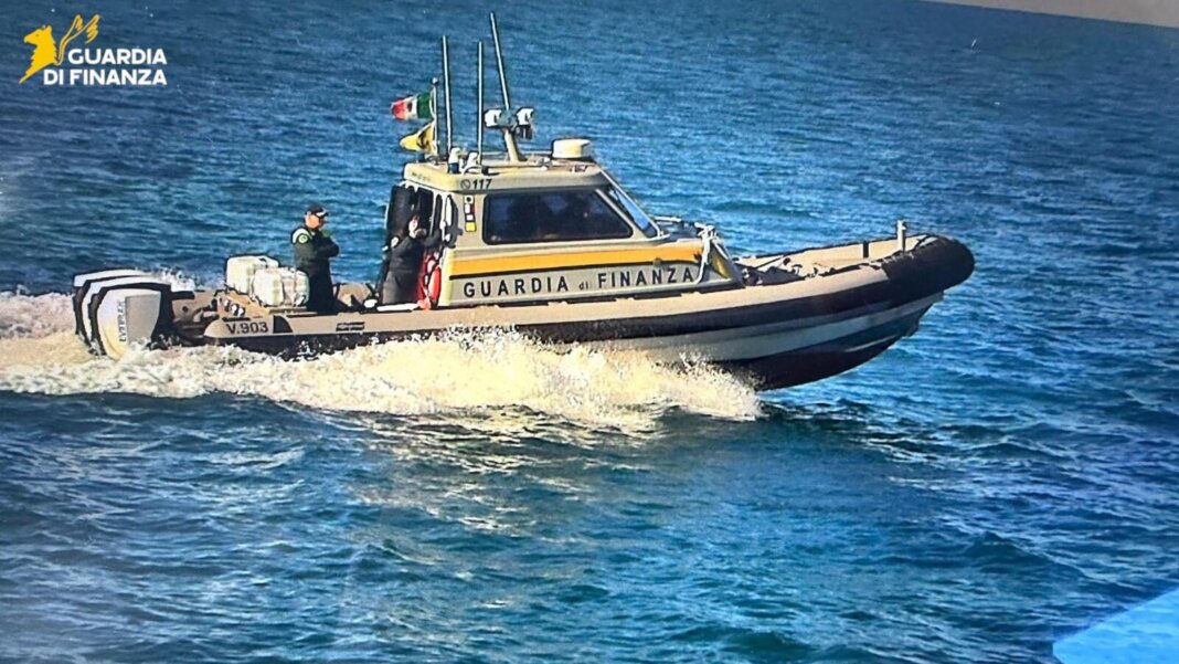 Salvata dalla vedetta della Finanza una persona in difficoltà a bordo di un Sup