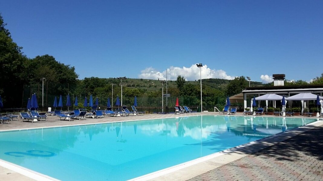 Bimbo rischia di annegare alla piscina pubblica di Arezzo