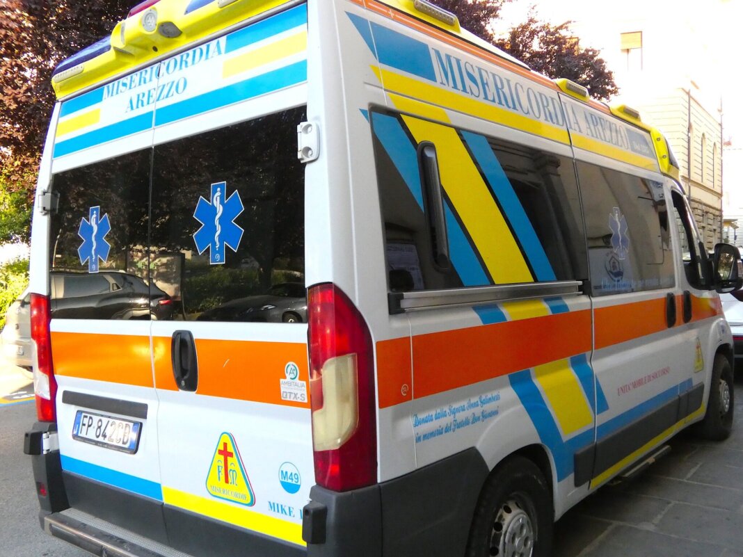 Muore a 38 anni nello scontro in moto con l'auto (foto Misericordia di Arezzo)