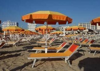 Concessioni balneari, pronto il bando-tipo: da Carrara alla Maremma nuove gare, indennizzi e limiti ai lotti