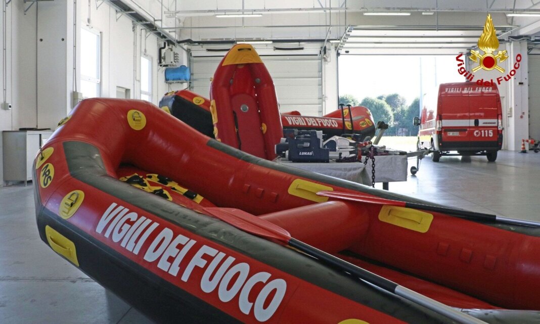 Si ribalta con la barca a vela e si infortuna, soccorso dai vigili del fuoco