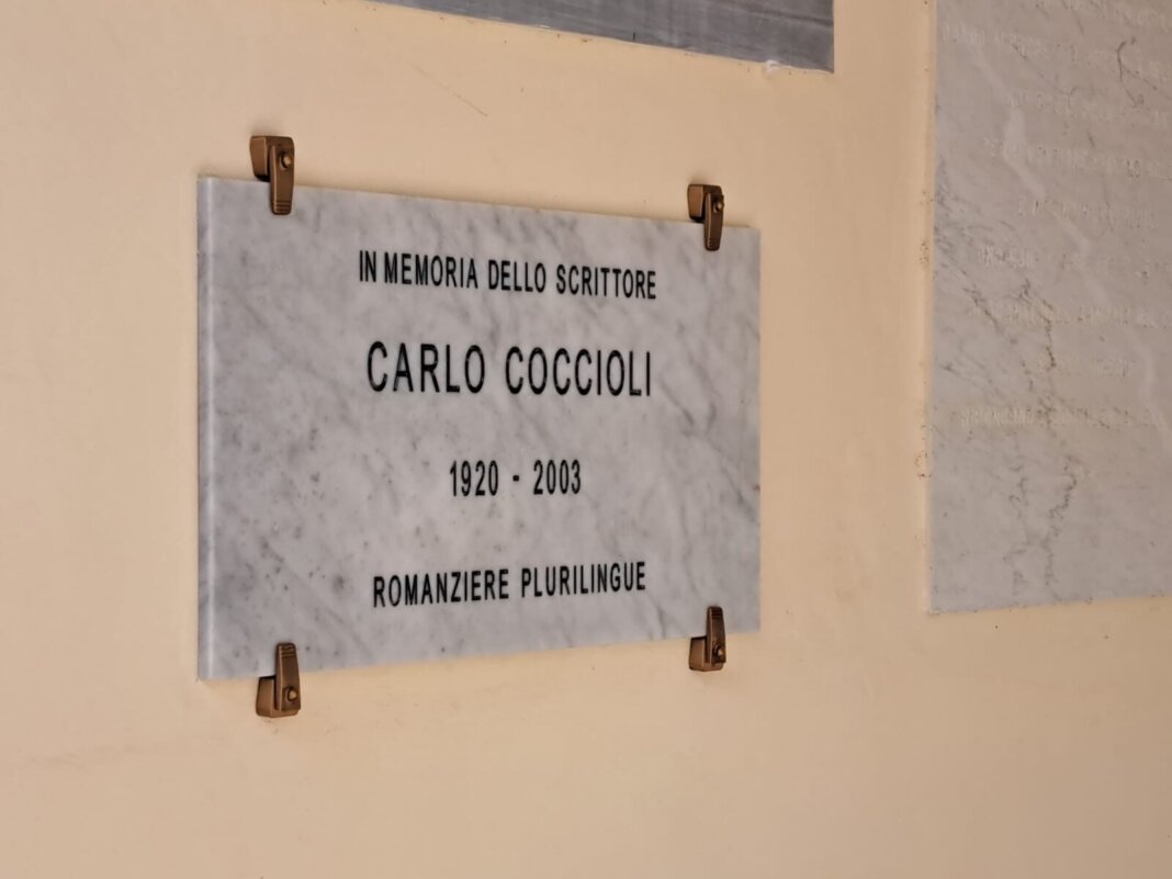 Apposta ma non ancora inaugurata la targa in onore di Carlo Coccioli al Famedio di Montenero