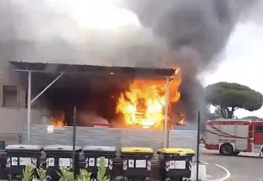 Paura per il magazzino in fiamme sulla via Aurelia a Cecina