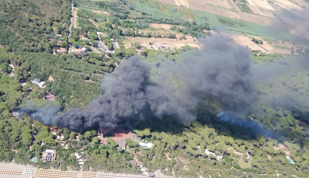 Seicento evacuati per l'incendio a Castiglione della Pescaia