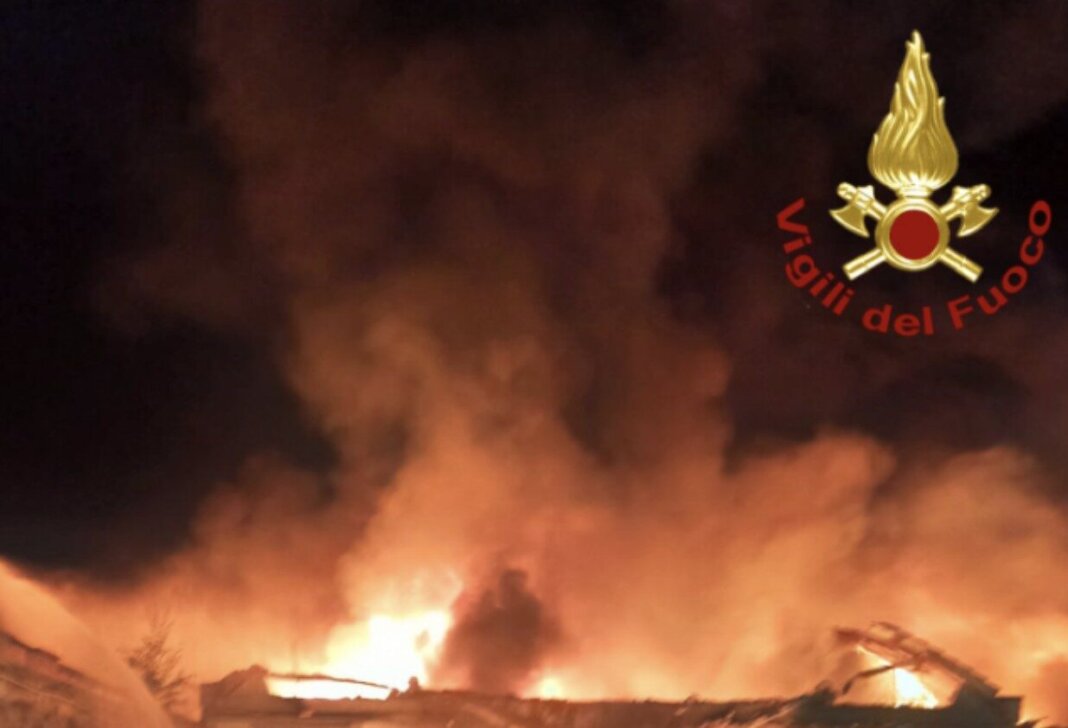 Ipotesi dolosa per l'incendio che ha devastato cinque capannoni a Montemurlo
