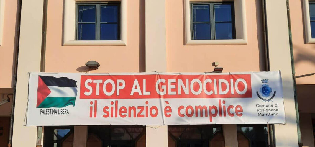 'Stop al genocidio': Rosignano espone un nuovo striscione di solidarietà per Palestina