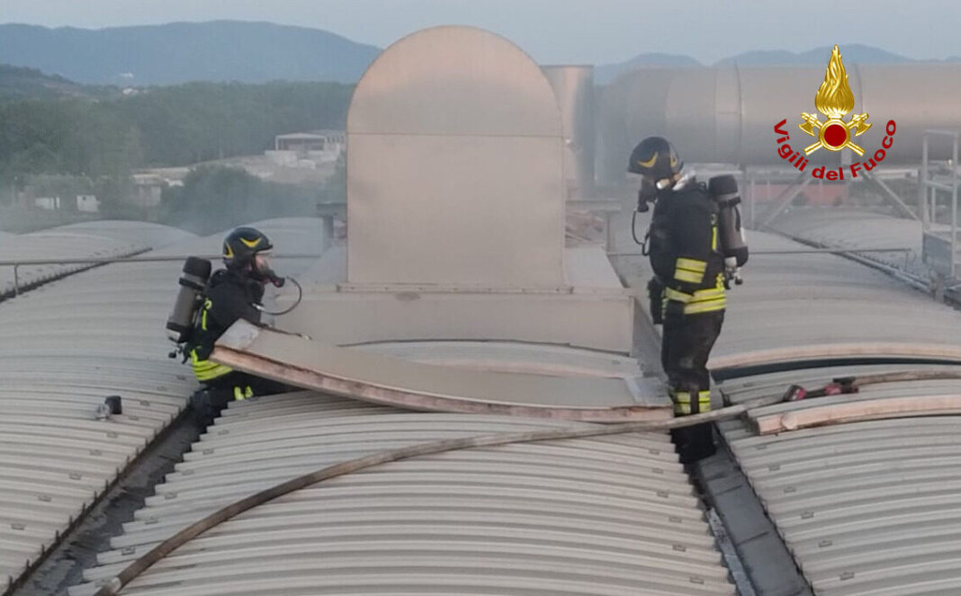 Paura per l'incendio al tetto dello stabilimento Sofidel a Porcari