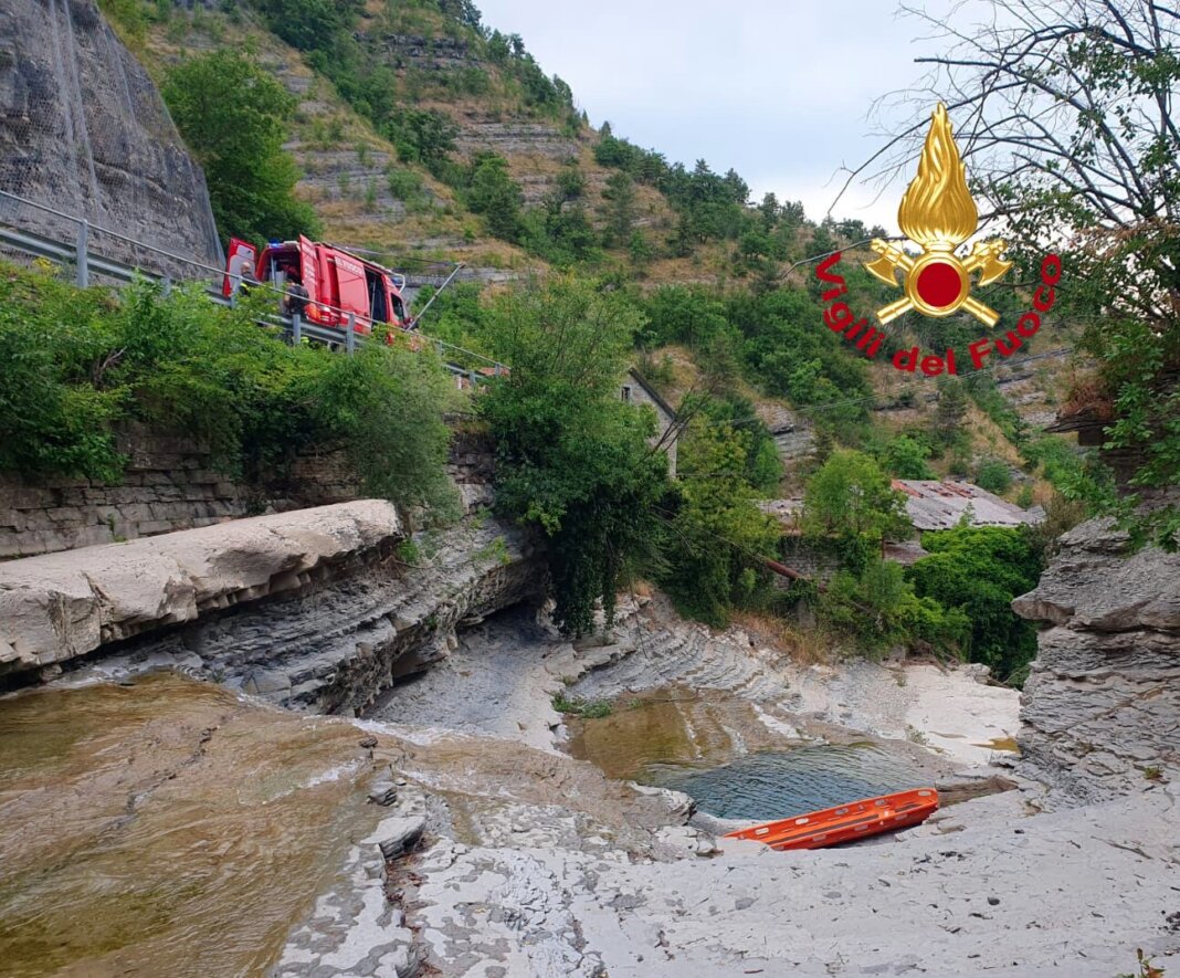 Si tuffa nelle cascate sul Lamone e muore davanti agli occhi degli amici un giovane di 25 anni