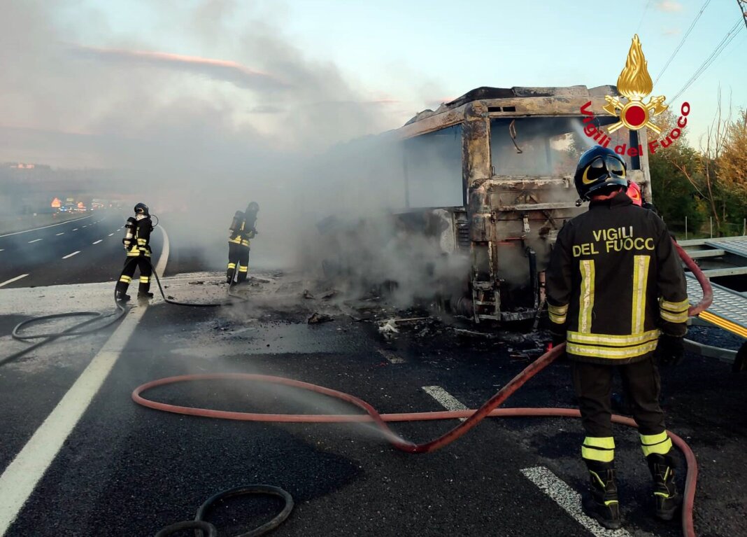 Paura per un autobus in fiamme sulla A1 fra Scandicci e Impruneta