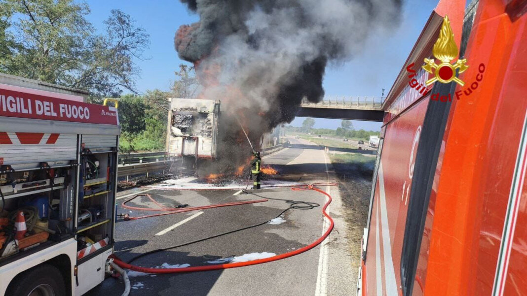 In fiamme un mezzo pesante che trasportava materiale plastico: caos in FiPiLi
