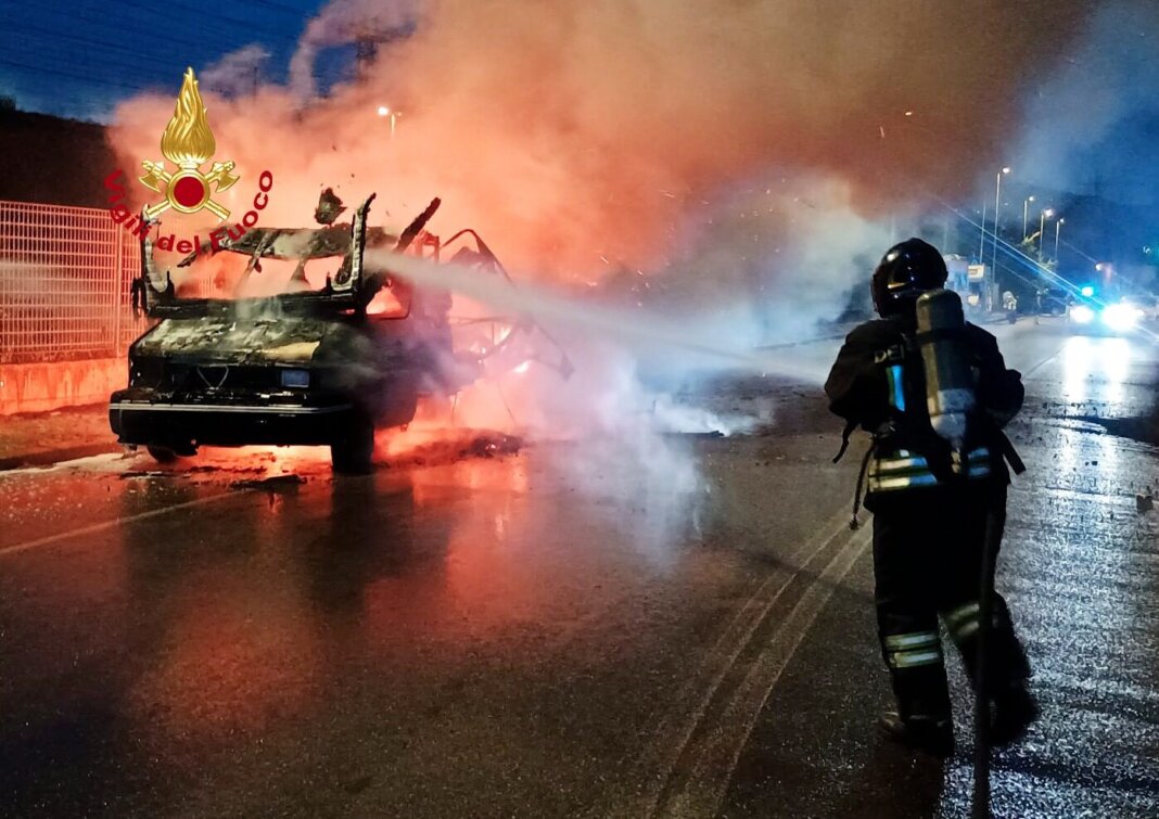 Caravan parcheggiato in strada avvolto dalle fiamme a Firenze