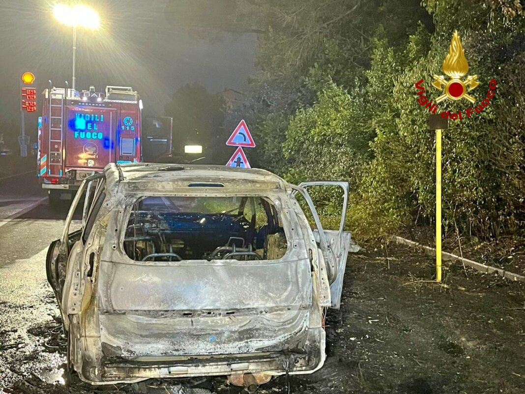 Incendio distrugge completamente un'auto sulla via delle colline per Legoli