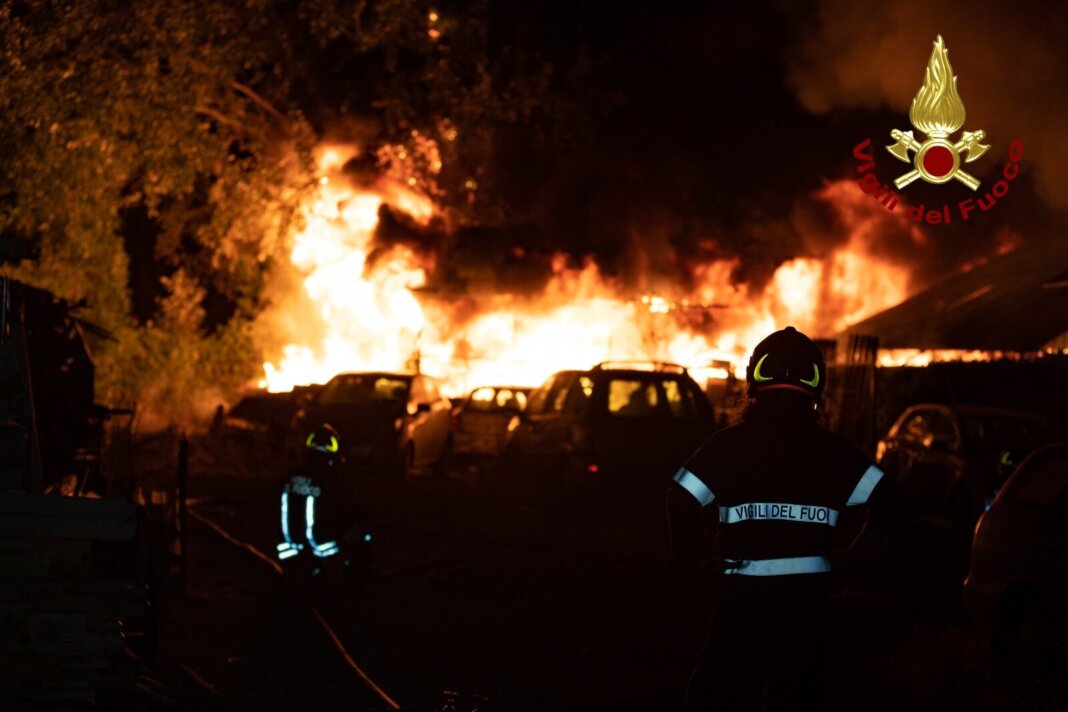 Notte di fuoco a Firenze: in fiamme un'area con baracche, auto, camion e rifiuti