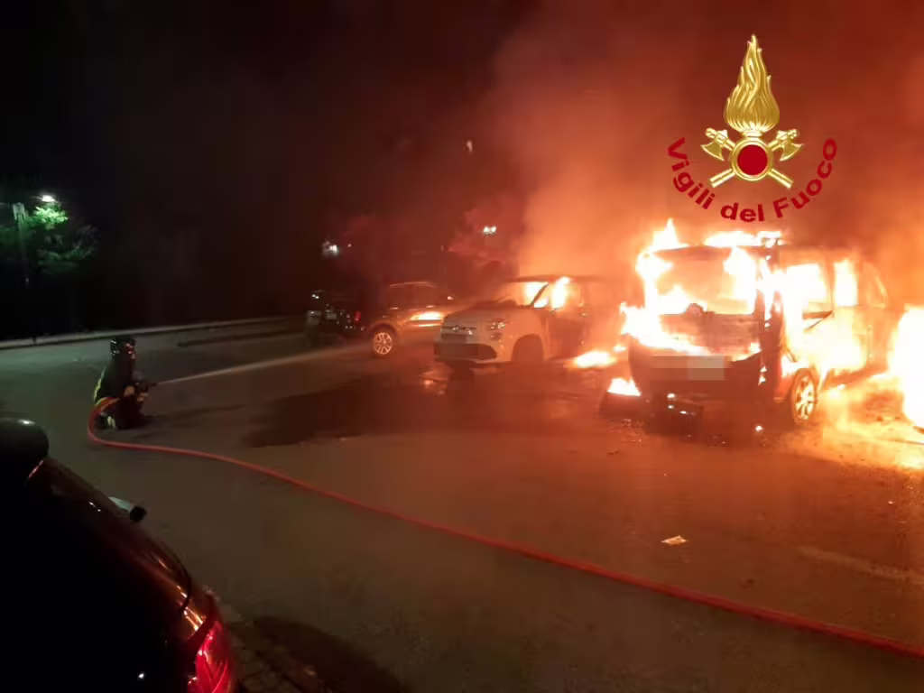 Camper e auto in sosta in fiamme a Campi Bisenzio (foto vigili del fuoco)