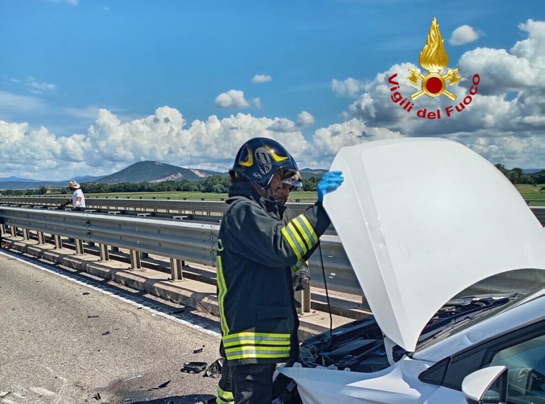 Nove feriti nello scontro fra due auto, fra cui tre bambini