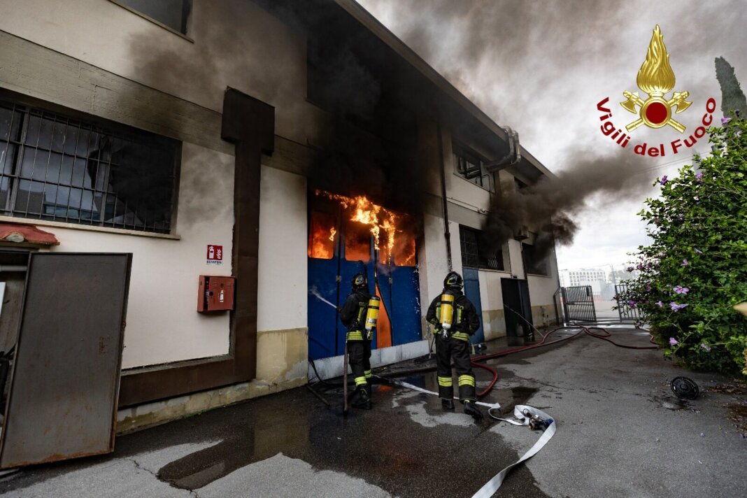 Fiamme in un'azienda di lavorazione metalli a Scandicci