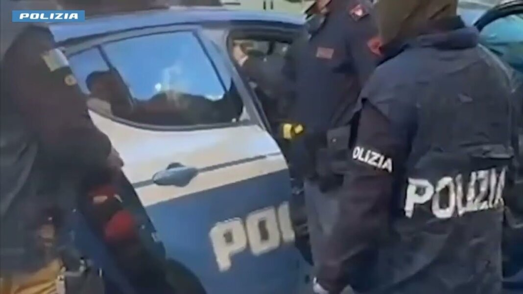 Ordigno esplosivo fuori da scuola: perquisiti due minorenni in provincia di Livorno