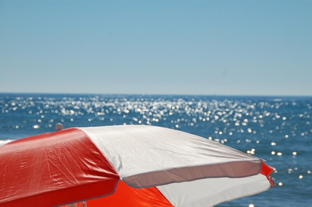 Piazzano gli ombrelloni e li lasciano sulla spiagga libera a Cecina, blitz e sequestri della Guardia Costiera