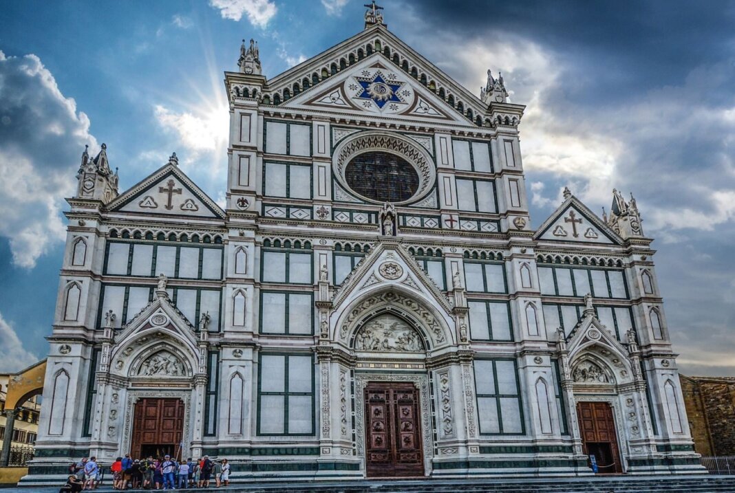 Ripresi dalle telecamere sulla cima della facciata della chiesa di Santa Croce
