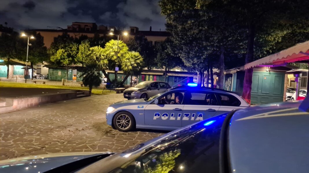 Entra nel negozio di ortopedia e ruba il borsello a una dipendente: arrestata
