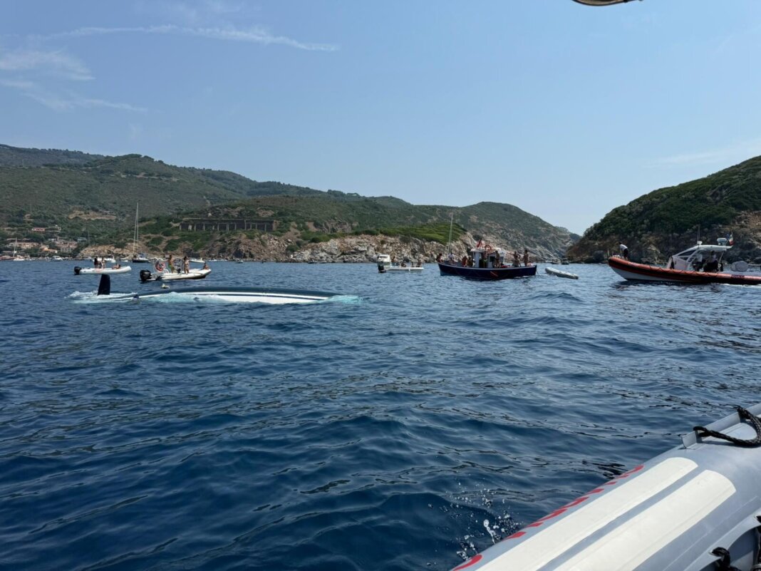 Urtano una secca e si ribaltano con l'imbarcazione, soccorsi dalla Guardia Costiera