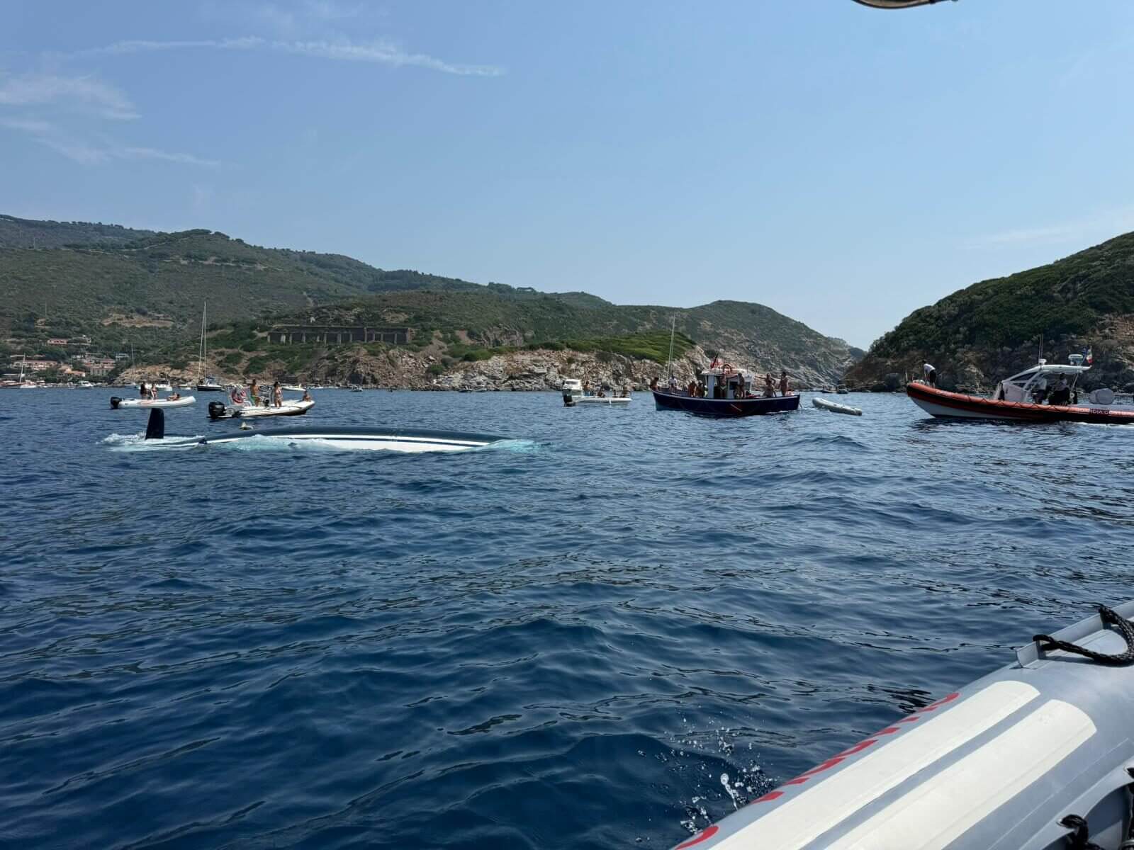 Urtano una secca e si ribaltano con l’imbarcazione, soccorsi dalla Guardia Costiera