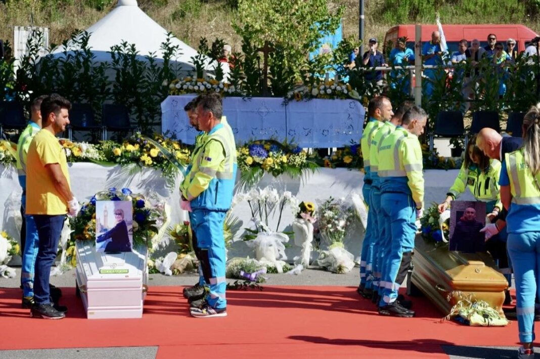 Terranuova Bracciolini si stringe nel dolore ai funeralli di Gianni, Giulia e Franco