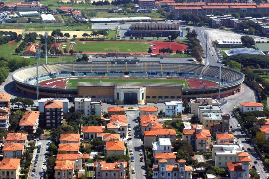 Un Armando Picchi riqualificato per accogliere la cerimonia del via al campionato di serie C a Livorno