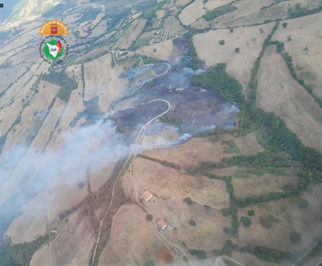 Fiamme nei boschi di Roccalbegna, si solleva anche il Canadair